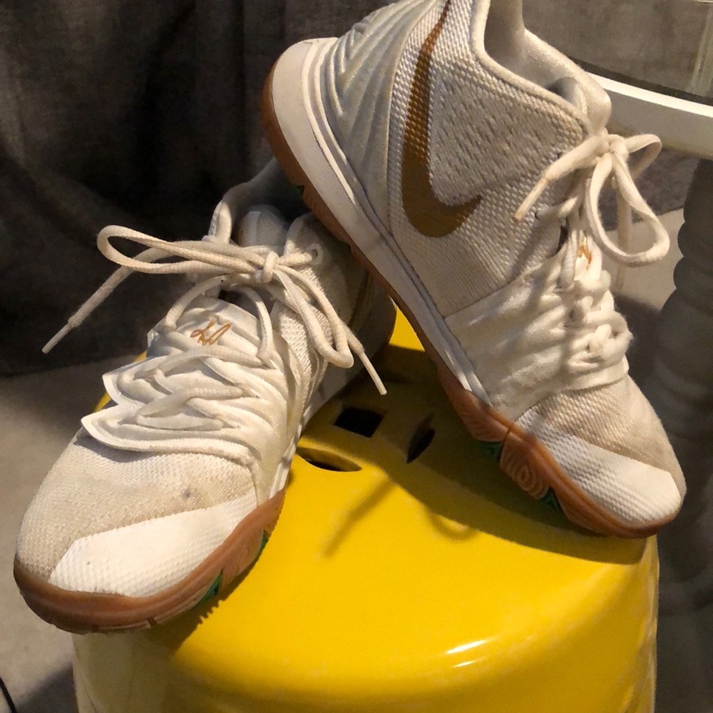 Kyrie Irving Nike Boy Basketball Sneaker - 4Y